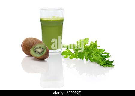 Bicchiere di kiwi fresco, sedano e succo di mela con riflesso su sfondo bianco. Ingrediente per frullato. Foto Stock