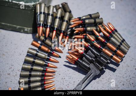 Cinghia della mitragliatrice caricata con cartucce Foto Stock