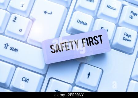 Scrittura del testo prima sicurezza. Concetto di Internet evitare qualsiasi rischio inutile vivere in modo sicuro attenzione prestare attenzione Foto Stock