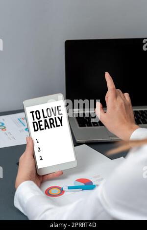 Scrivere a mano segno per amare DearlyLove qualcuno molto molto più umile e senza meta. Business idea amare qualcuno molto nel modo più umile e senza meta Foto Stock