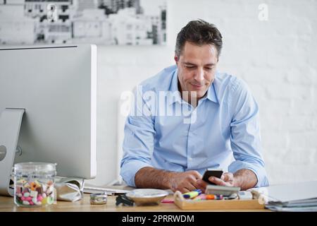 Un bell'uomo d'affari nel suo ufficio. Foto Stock