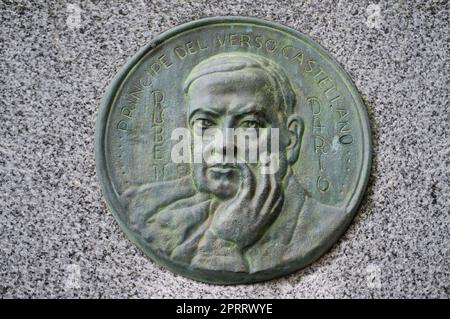 Caceres, Spagna - 26th novembre 2019: Medaglione di bronzo Ruben Dario in Piazza San Jorge, Caceres, Spagna. Nicaragua poeta che ha iniziato il modernismo Foto Stock