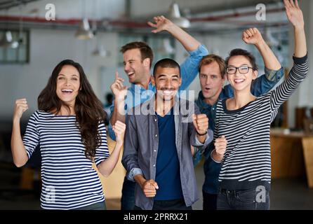 Un modo per andare, squadra. Felice gruppo di lavoratori d'ufficio che festeggiano insieme. Foto Stock