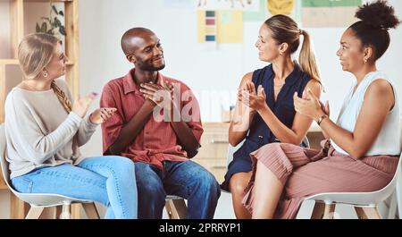 Team building, applausi e business people celebrazione del successo, dei risultati o dell'idea di innovazione in una discussione di gruppo. Imprenditori creativi che lavorano in cerchio per la comunicazione, il supporto e il lavoro di squadra Foto Stock