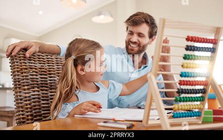 Apprendimento, bambino e compiti con padre e figlia che danno cinque premi per celebrare il raggiungimento, lo sviluppo e il sostegno mentre si siede a casa. Un uomo felice aiuta una ragazza elementare con il suo lavoro di matematica Foto Stock