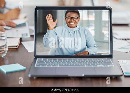 Computer portatile, videochiamata o conferenza con zoom con una donna nera, un leader o un mentore per riunioni di lavoro in formazione, presentazione o workshop. Sorriso felice o saluto salutato su un'intervista su Internet o un webinar in ufficio Foto Stock