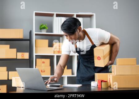 Idee di affari in linea uomo asiatico di affari che tiene le scatole del pacco che si preparano per trasportare ai clienti con gioia Foto Stock