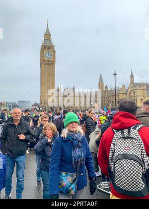 Westminster, Londra, Regno Unito. 23rd aprile 2023. Più di 45.000 corridori hanno partecipato alla Maratona di Londra oggi raccogliendo più di 60m sterline per gli enti di beneficenza. Nonostante la pioggia, il percorso era pieno di tifosi che incoraggiavano i corridori. Credito: Maureen McLean/Alamy Foto Stock