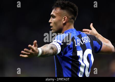 Milano, Italia. 26th Apr, 2023. Milano Italia . 26 aprile 2023, Lautaro Martinez del FC Internazionale Gestures durante la semifinale di seconda tappa della Coppa Italia tra FC Internazionale e Juventus FC allo Stadio Giuseppe Meazza il 26 aprile 2023 a Milano Italia . Credit: Marco Canoniero/Alamy Live News Foto Stock