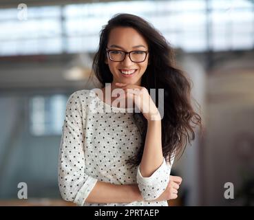 Creative Genius. Ritratto di una vivace giovane donna alla moda in un ambiente industriale. Foto Stock