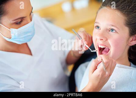 Tutto sembra buono. Una ragazza giovane ha un controllo al dentista. Foto Stock