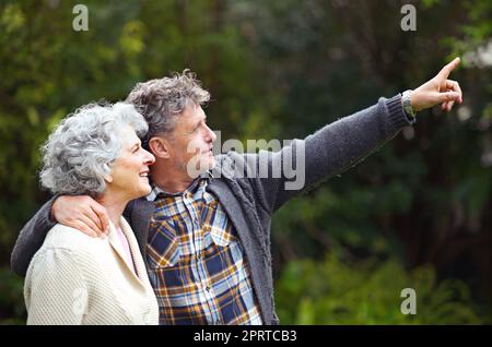 Theyve sempre amava l'esterno. Un uomo anziano che indica qualcosa a sua moglie fuori. Foto Stock