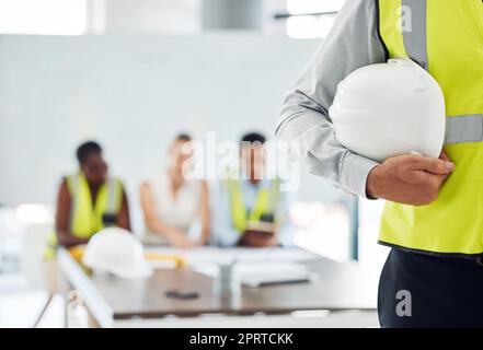 Incontro tra uomo, elmetto edile e operaio edile con la leadership ingegneristica, il manager e il dipendente. Zoom sulla mano, elmetto di sicurezza e architetto con visione della proprietà per l'architettura immobiliare Foto Stock