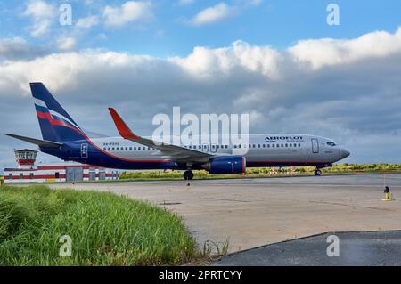 L'aeromobile Boeing sta tassando lungo la pista. Aeroporto di Talagi, Arkhangelsk, Russia, 27,08,2022 Foto Stock