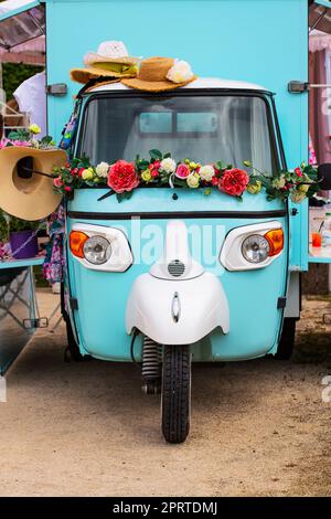 Antico vicolo motorizzato della tradizione italiana decorato con fiori Foto Stock