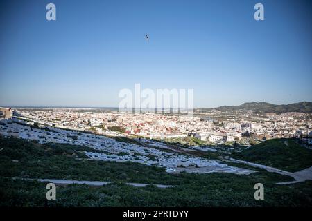 Vista della città di Tetouan dalla cima del cimitero di Sidi El Mandri. Foto Stock