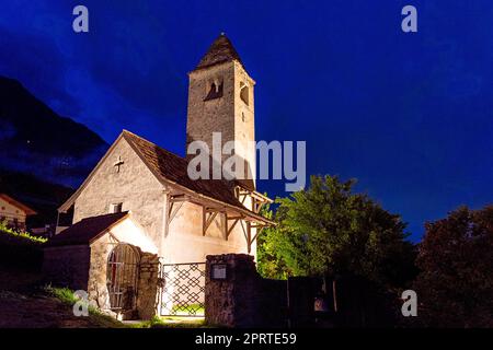 Antica St. Chiesa di Proculo a Naturno in alto Adige di notte Foto Stock