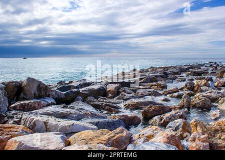 Spiaggia di pietra a Almunecar, Andalusia, Spagna Foto Stock