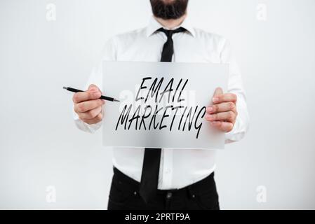 Testo che mostra ispirazione Marketing e-mail Invio di un messaggio commerciale a un gruppo di persone tramite posta elettronica. Internet Concept Invio di un messaggio commerciale a un gruppo di utenti che utilizzano la posta Foto Stock