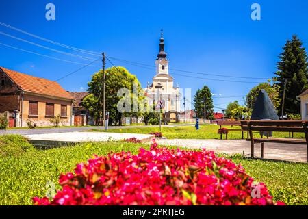 Pittoresco villaggio di Peteranec chiesa e vista sulla strada, Podravina regione della Croazia Foto Stock
