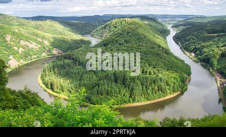 Vista di Saarschleife dalla torre a piedi sulla cima dell'albero. Una torre di osservazione nel Saarland. Natura pura. Foto Stock