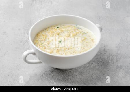 Mettere il porridge di bulgur in un recipiente. Foto Stock