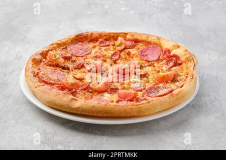 Pizza Pepperoni con due tipi di salsicce Foto Stock