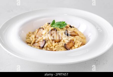 Porzione di risotto con funghi eryngii fritti Foto Stock