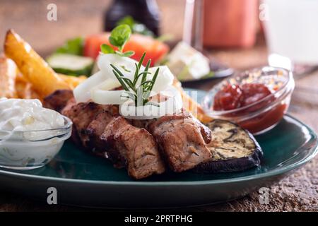 spiedini di souvlaki greci Foto Stock