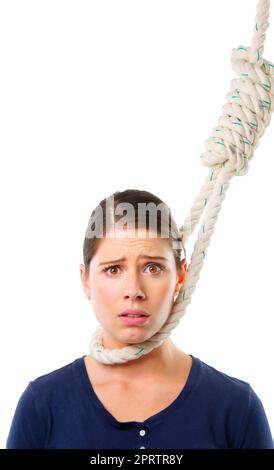 Appeso a un filo. Studio shot di una giovane donna con un cappio intorno al collo. Foto Stock