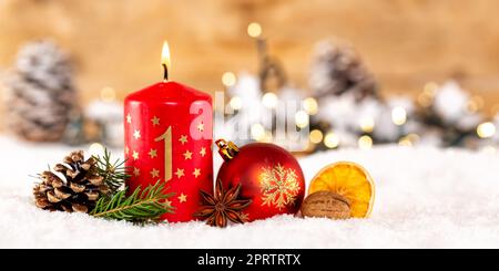 Prima Domenica 1st ° di avvento con candela Natale decorazione deco banner panorama copyspace copia spazio Foto Stock