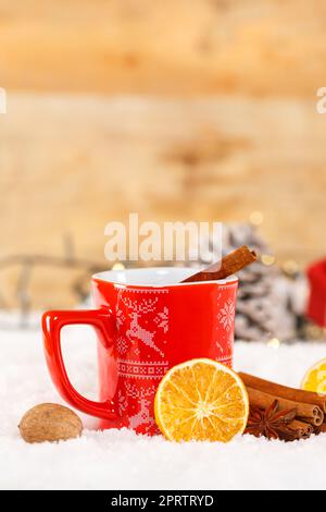 VIN brulé speziato o tè caldo decorazione natalizia in inverno copyspace copia spazio formato ritratto deco Foto Stock