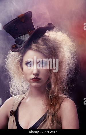 La padrona di casa per la notte. Studio di un performer di carnevale. Foto Stock