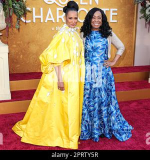 WESTWOOD, LOS ANGELES, CALIFORNIA, USA - 26 APRILE: Golda Rosheuvel e Shonda Rhimes arrivano all'evento di screening della prima mondiale della stagione 1 "Queen Charlotte: A Bridgerton Story" di Netflix, che si è tenuta al Regency Village Theatre il 26 aprile 2023 a Westwood, Los Angeles, California, Stati Uniti. (Foto di Xavier Collin/Image Press Agency) Foto Stock