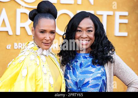 WESTWOOD, LOS ANGELES, CALIFORNIA, USA - 26 APRILE: Golda Rosheuvel e Shonda Rhimes arrivano all'evento di screening della prima mondiale della stagione 1 "Queen Charlotte: A Bridgerton Story" di Netflix, che si è tenuta al Regency Village Theatre il 26 aprile 2023 a Westwood, Los Angeles, California, Stati Uniti. (Foto di Xavier Collin/Image Press Agency) Foto Stock