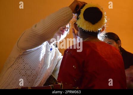 Una giovane sposa ottiene il make-up di nozze fatto dalle sue sorelle Foto Stock