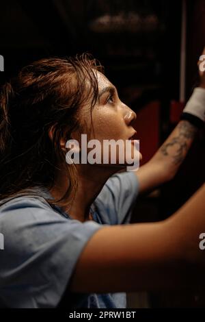 Vista laterale di un determinato atleta che si allena in palestra Foto Stock