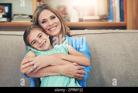 Mi piace quando mamma trascorre del tempo con me. Ritratto di una madre felice e di una figlia che trascorrono il tempo insieme a casa Foto Stock