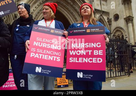 Londra, Regno Unito. 27th aprile 2023. Royal College of Nursing membri fase una protesta al di fuori delle Corti reali di giustizia, come il governo del Regno Unito intraprende azioni legali contro infermieri in seguito a scioperi. Credit: Vuk Valcic/Alamy Live News Foto Stock