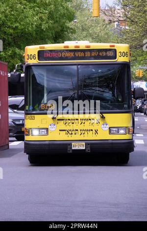 Un autobus privato che corre tra i quartieri ebraici ortodossi di Williamsburg e Boro Park. Su Lee Avenue & con Yiddish scrittura sul fronte. Foto Stock