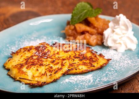 crocchette di patate dolci bavaresi su un piatto Foto Stock