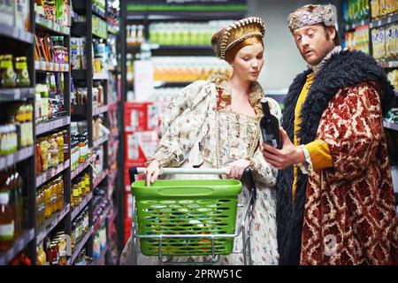 Forse la signora preferisce questa miscela. Un re e una regina selezione di vino nel supermercato. Foto Stock