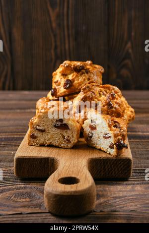 Vista ravvicinata dei biscotti con uva passa su una tavola di legno Foto Stock