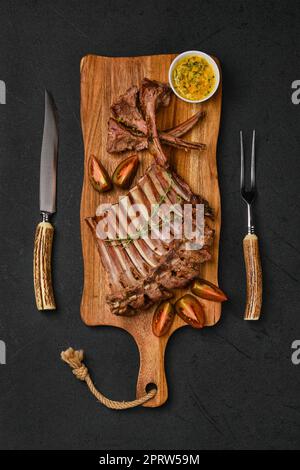 Costolette di agnello grigliate su un piatto Foto Stock