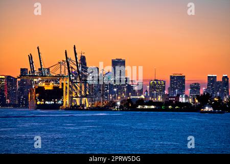 Vista del porto di Miami e delle gru al crepuscolo Foto Stock