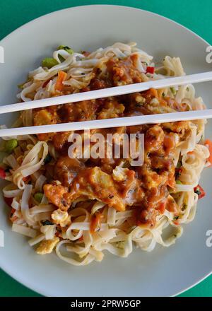 Pollo Pad Thai Foto Stock