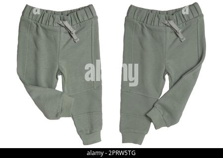 Abbigliamento sportivo per bambini. Primo piano di un bambino verde pantaloni tute sportivi in due viste isolate su sfondo bianco. Pantaloni alla moda primavera e autunno per bambini. Foto Stock