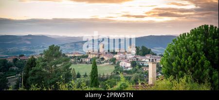 Famoso e medievale villaggio di Oingt a Beaujolais, Francia Foto Stock