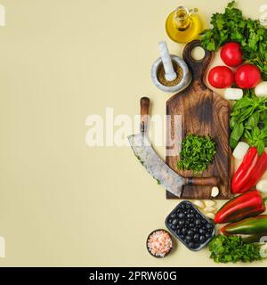 Mezzaluna e verdure ripiene Foto Stock