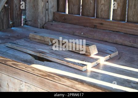 In Svezia, piccolo. T razionale WC in legno con foro. Tradizionale Foto Stock